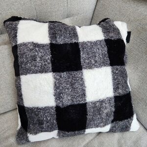 Soft checkered pillow 20x20